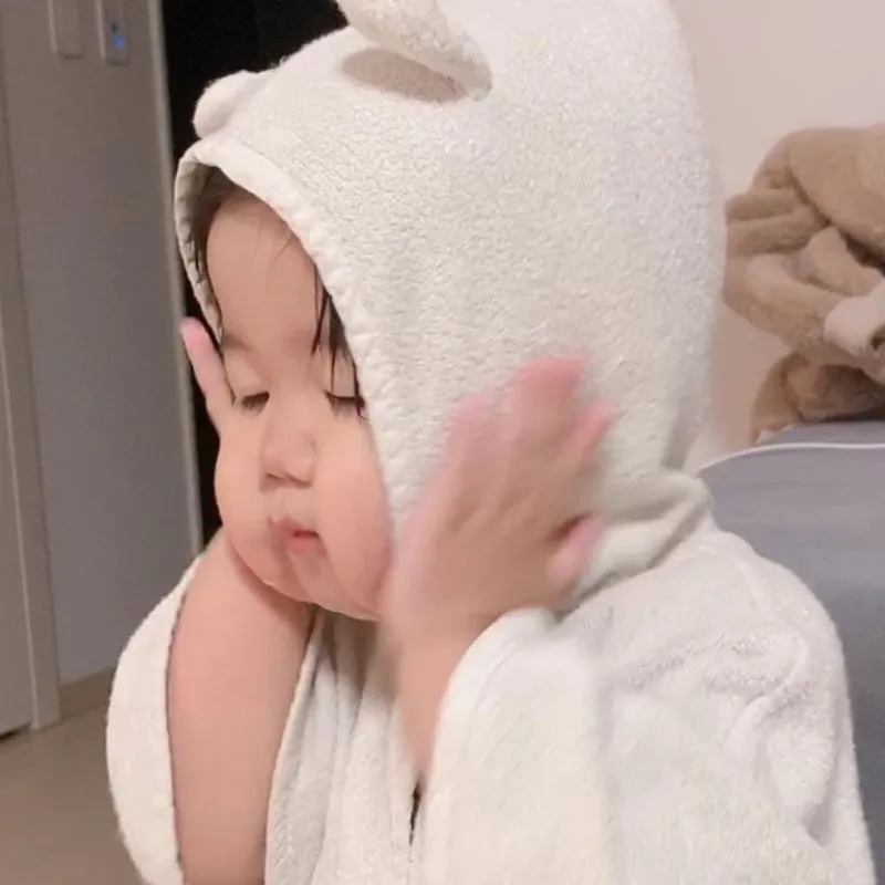 Ảnh meme cute em bé luôn là lựa chọn hoàn hảo để chia sẻ niềm vui, mang đến những khoảnh khắc thú vị!