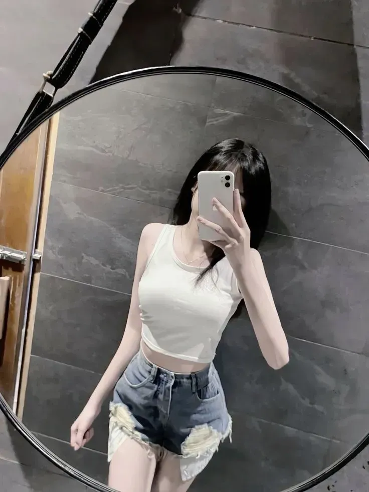 Gái xinh áo dài trắng live Tik Tok cuốn hút với nét dịu dàng thanh thoát.