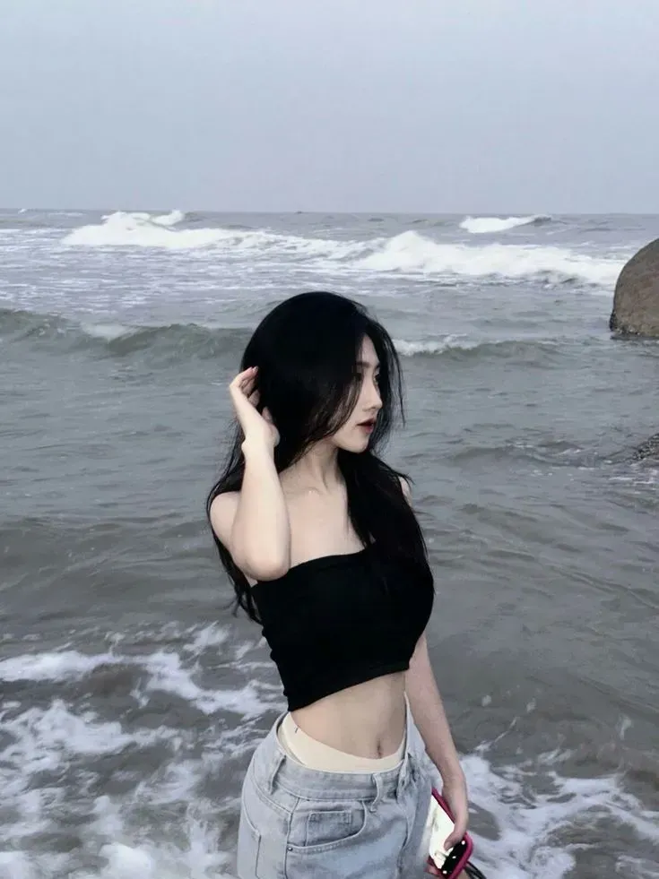 Gái xinh mặc váy ngắn nhảy Tik Tok tạo nên những video đầy năng lượng.