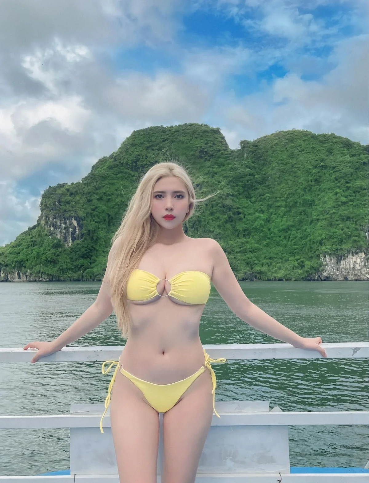 Phong cách nữ tính của gái đẹp tóc dài mặc bikini.