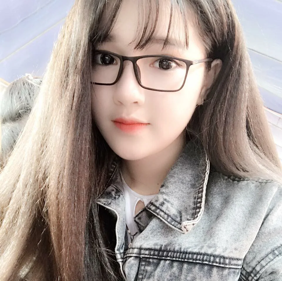 Gái xinh đeo kính cute, nét đẹp dịu dàng và đáng yêu khó quên.