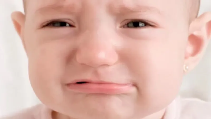 Meme man crying là hình ảnh mạnh mẽ thể hiện cảm xúc đau buồn rất rõ ràng.