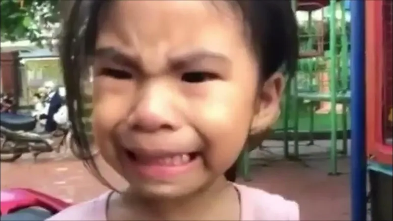 Meme crying pepe tạo cảm xúc mạnh mẽ qua sự kết hợp giữa meme và buồn bã.