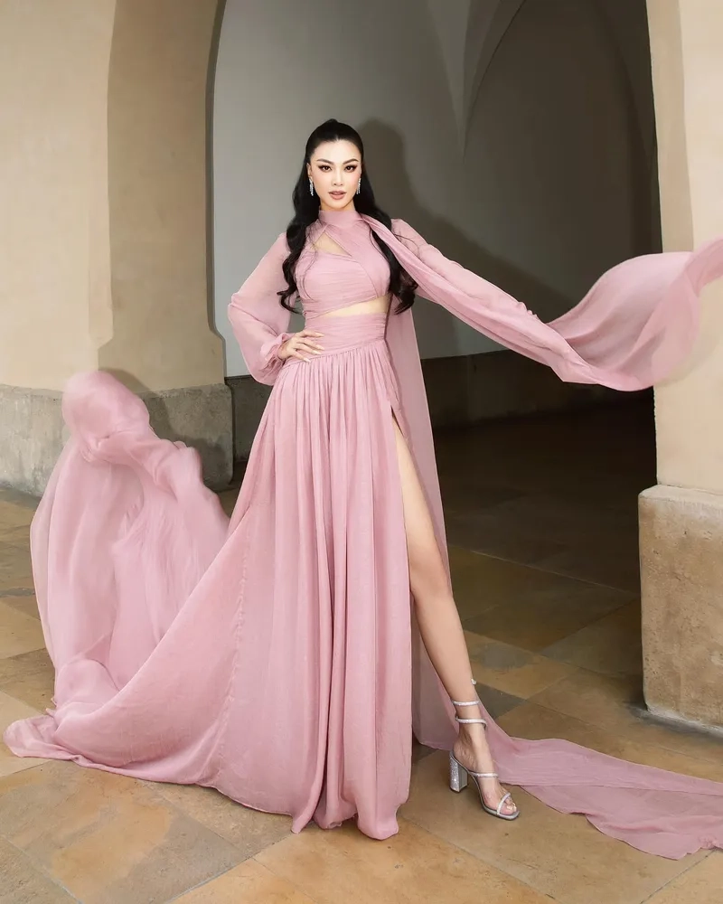 Kim Duyên toát lên vẻ thanh lịch trong trang phục kim duyên evening gown