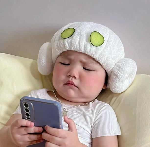 Ảnh em bé cute meme cực kỳ dễ thương, thu hút mọi ánh nhìn.