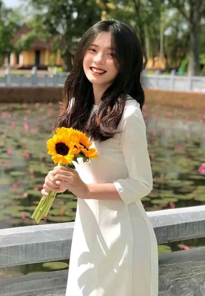 Gái xinh tóc dài, đeo kính cute, tạo nên vẻ ngoài duyên dáng.