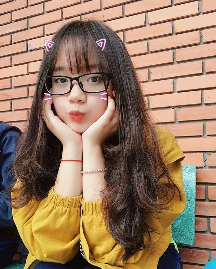 Ảnh nữ cute đeo kính với vẻ đẹp thông minh và đầy lôi cuốn