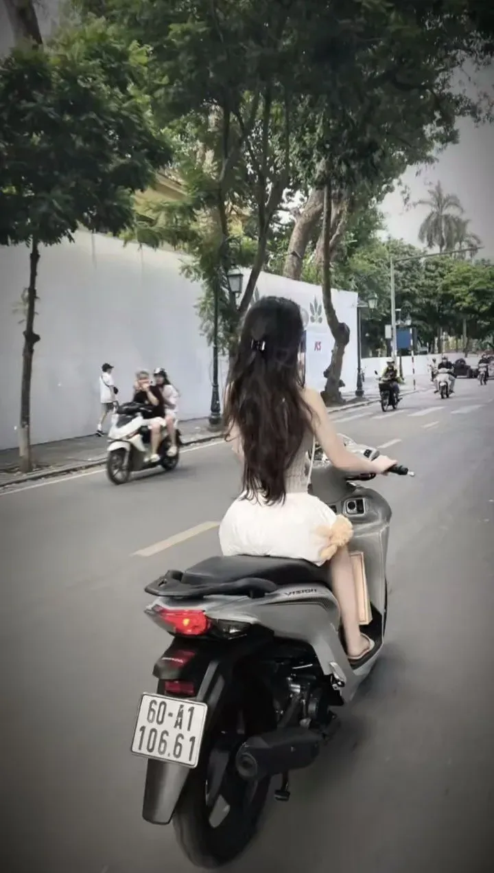 Gái xinh đi xe máy, thu hút mọi ánh nhìn với phong cách cá tính.