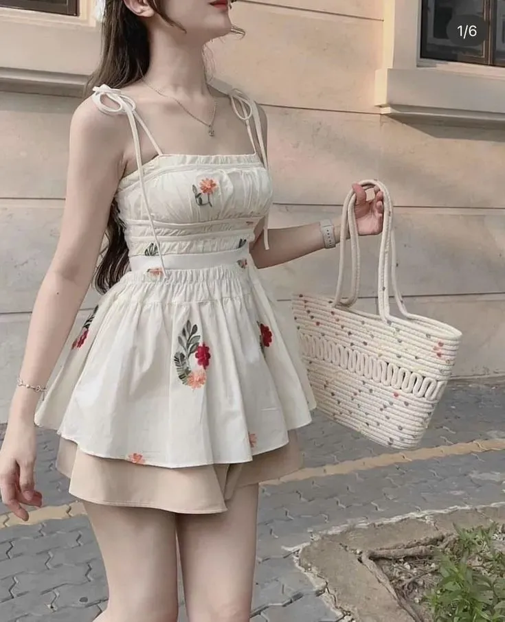 Gái xinh mặc áo croptop, tôn lên vẻ ngoài trẻ trung và thời thượng.