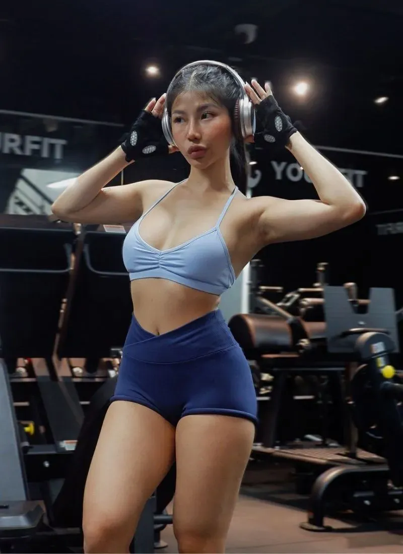 Gái xinh mặc quần tập gym khoe dáng chuẩn thể thao