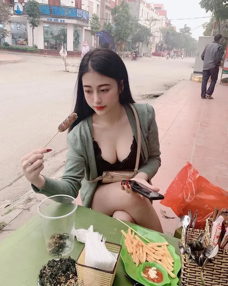 Gái xinh mặc váy ngắn TikTok gây sốt với vẻ ngoài quyến rũ.