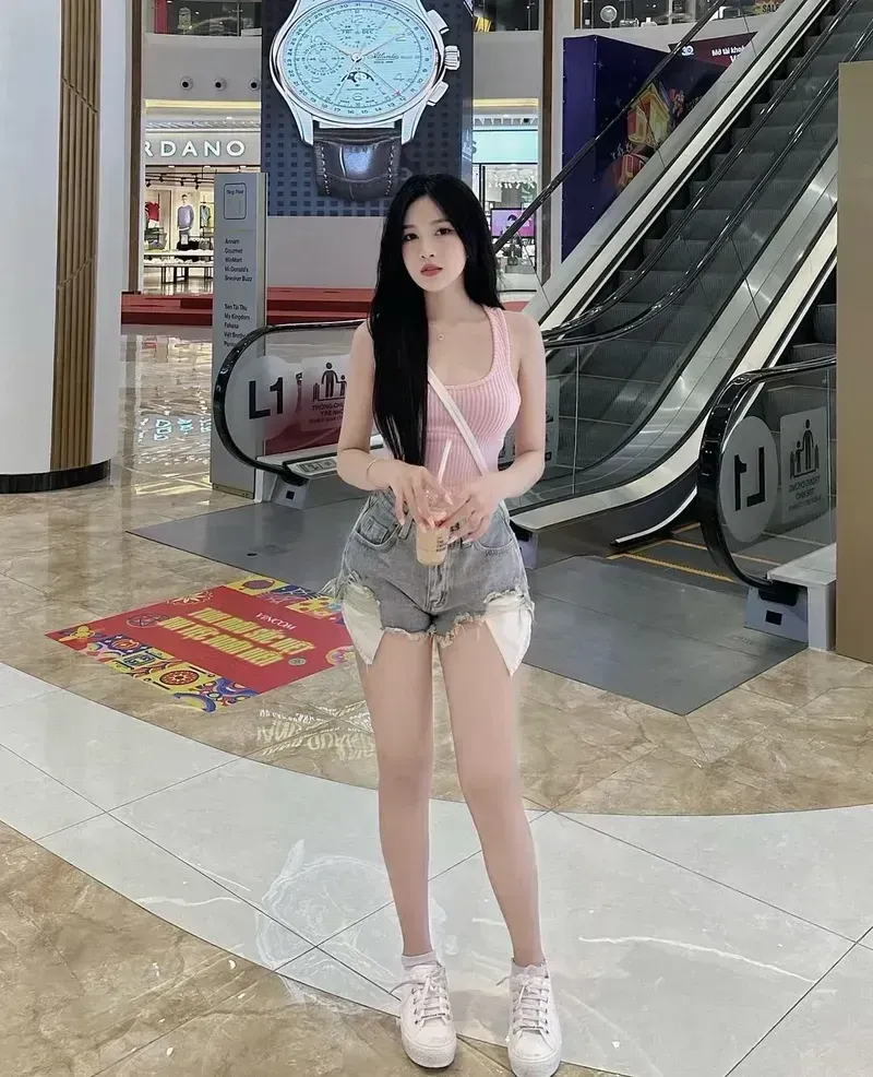 Gái đẹp tiktok luôn là gương mặt sáng giá trong mọi video.