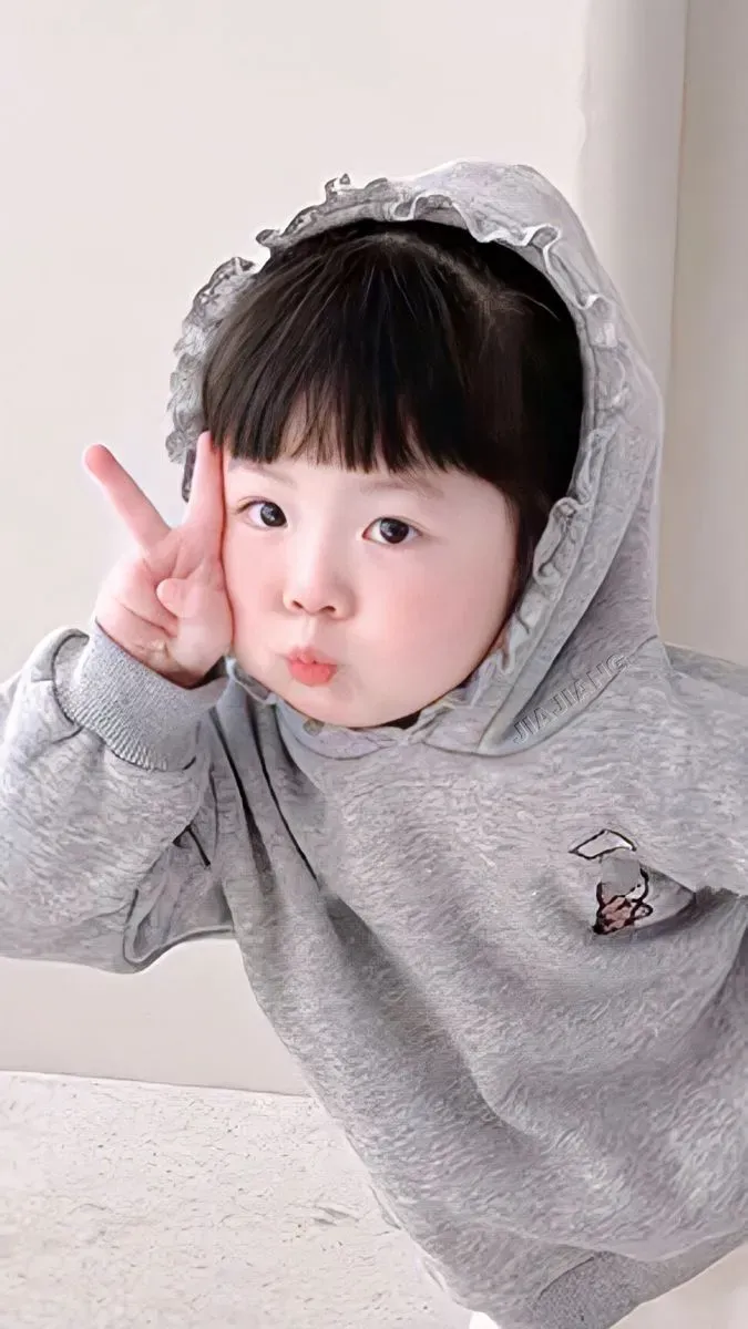 Hình nền em bé cute mang lại không gian tươi sáng và ngọt ngào