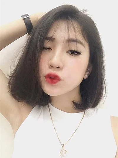 Ảnh cô gái cute đeo kính, tạo nên vẻ đẹp dễ thương và trí thức.