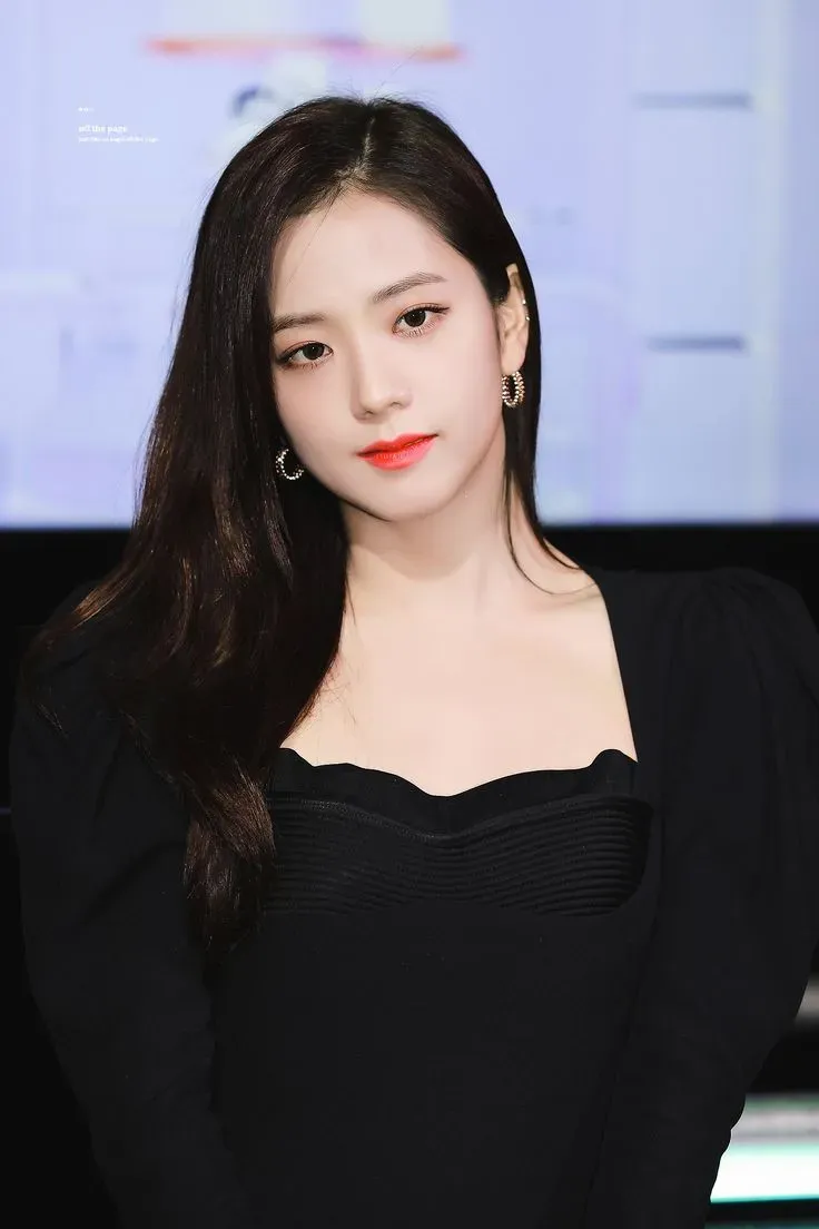 Jisoo Blackpink xuất hiện nổi bật trong bộ hình nền không thể bỏ qua