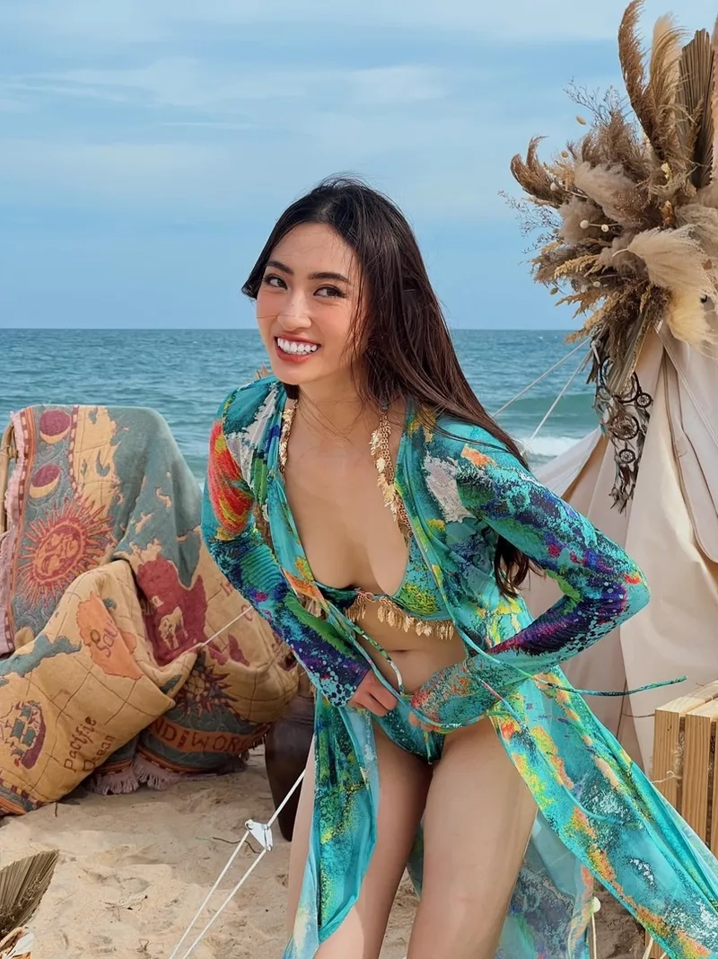 Hoa hậu Lương Thùy Linh khoe vẻ đẹp rạng ngời trong trang phục bikini