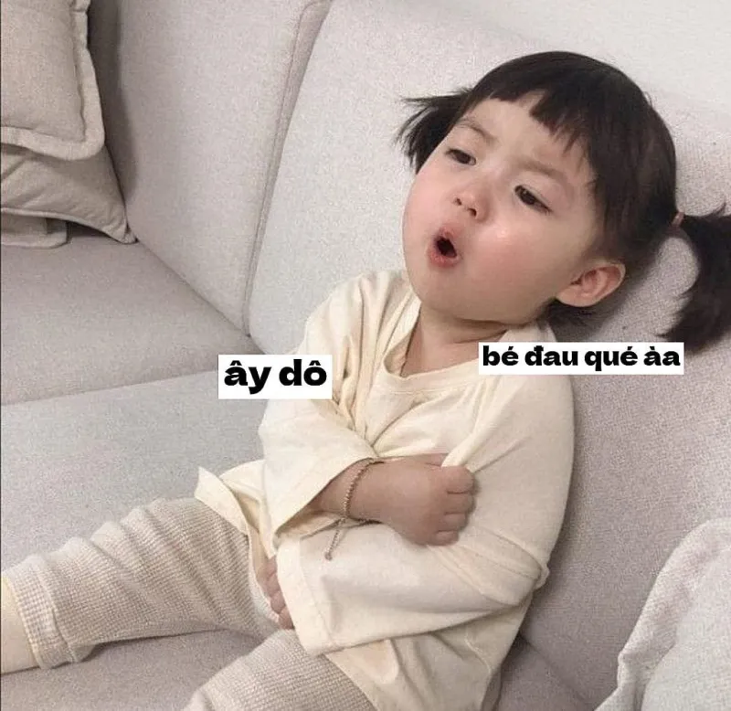 Meme em bé quyết tâm với ánh mắt mạnh mẽ, thể hiện sự dũng cảm và sự đáng yêu đầy thú vị.