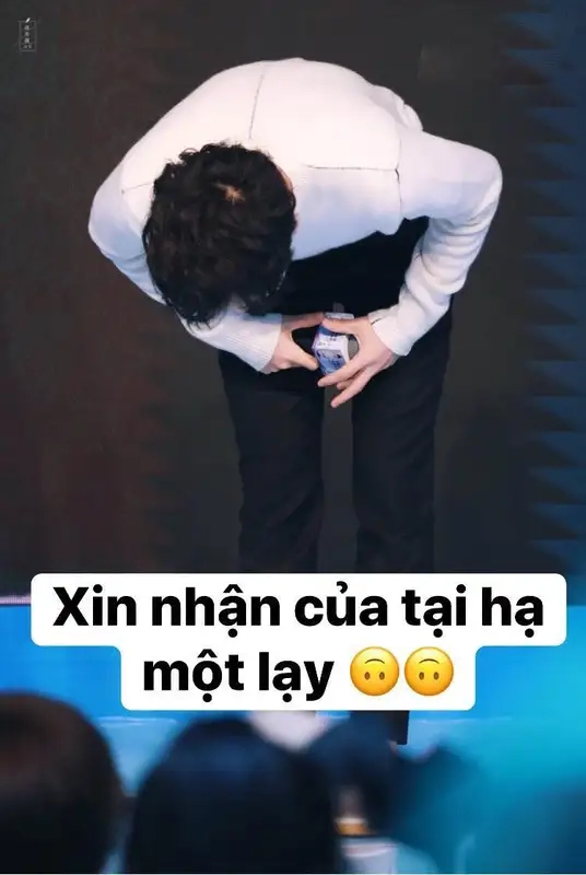 Meme quỳ xuống mang đến sự hài hước qua hành động ngạc nhiên.