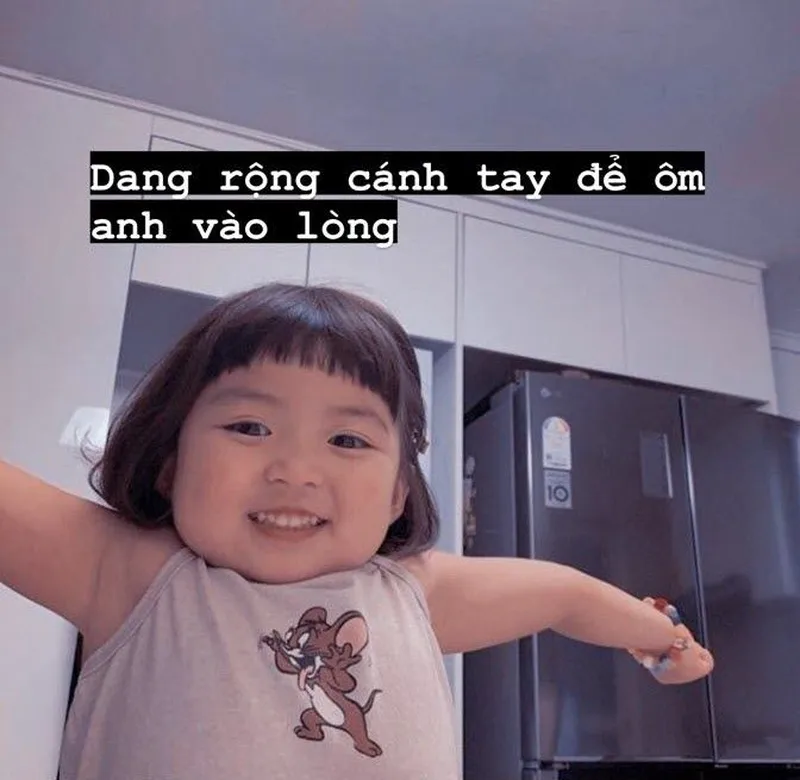 Con chó ôm đầu dễ thương, làm bạn cảm thấy vui vẻ hơn.