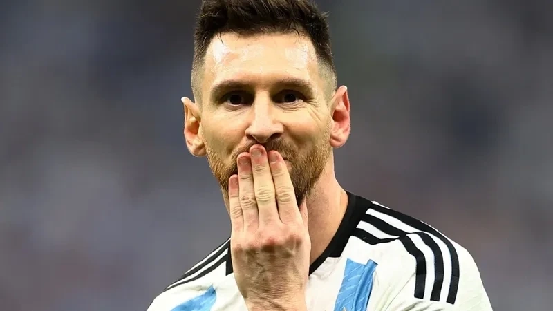 Messi meme trọng tài, điểm nhấn hài hước trong bóng đá.