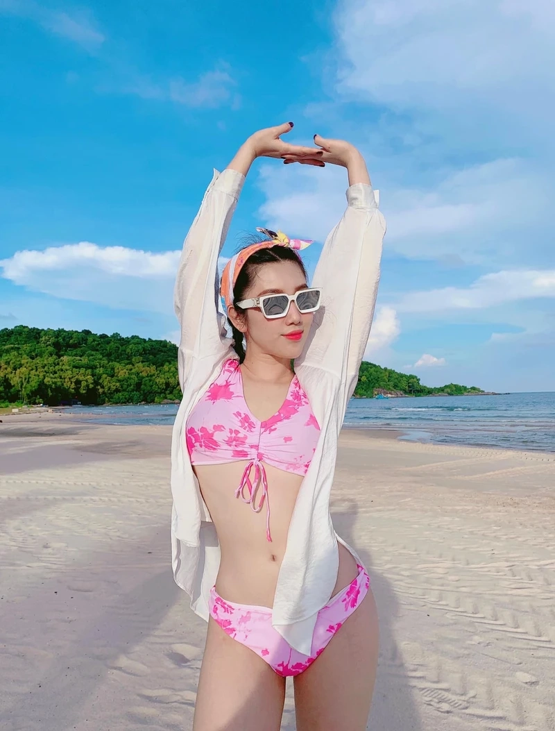 Ảnh bikini của Thúy Ngân khiến fan không thể rời mắt