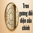 Treo gương đối diện cửa chính - Khiến nhiều nhà khốn đốn