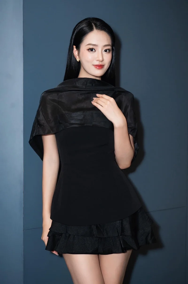 Cùng ngắm vẻ đẹp của Hoa hậu Bùi Khánh Linh đầy quyền lực