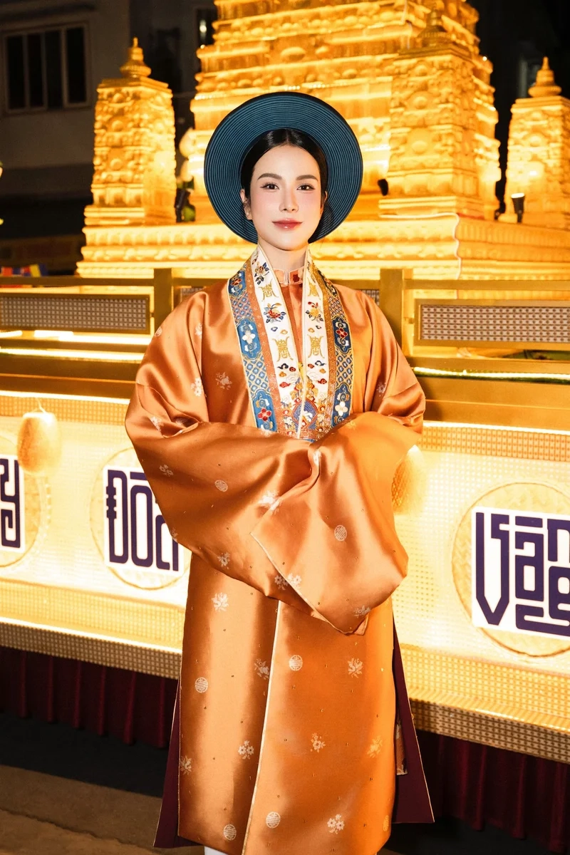 Nghe ca khúc của Ca sĩ Diệp Lâm Anh đầy cảm xúc