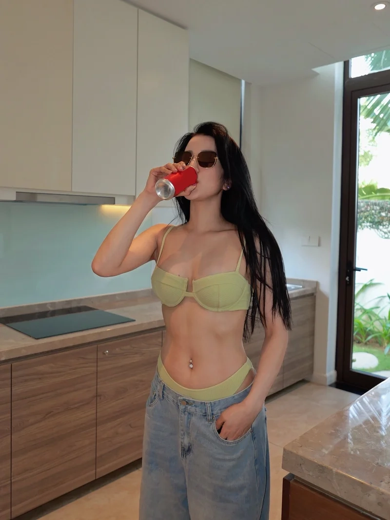 Tự tin với vẻ đẹp Diệp Lâm Anh body hút mắt