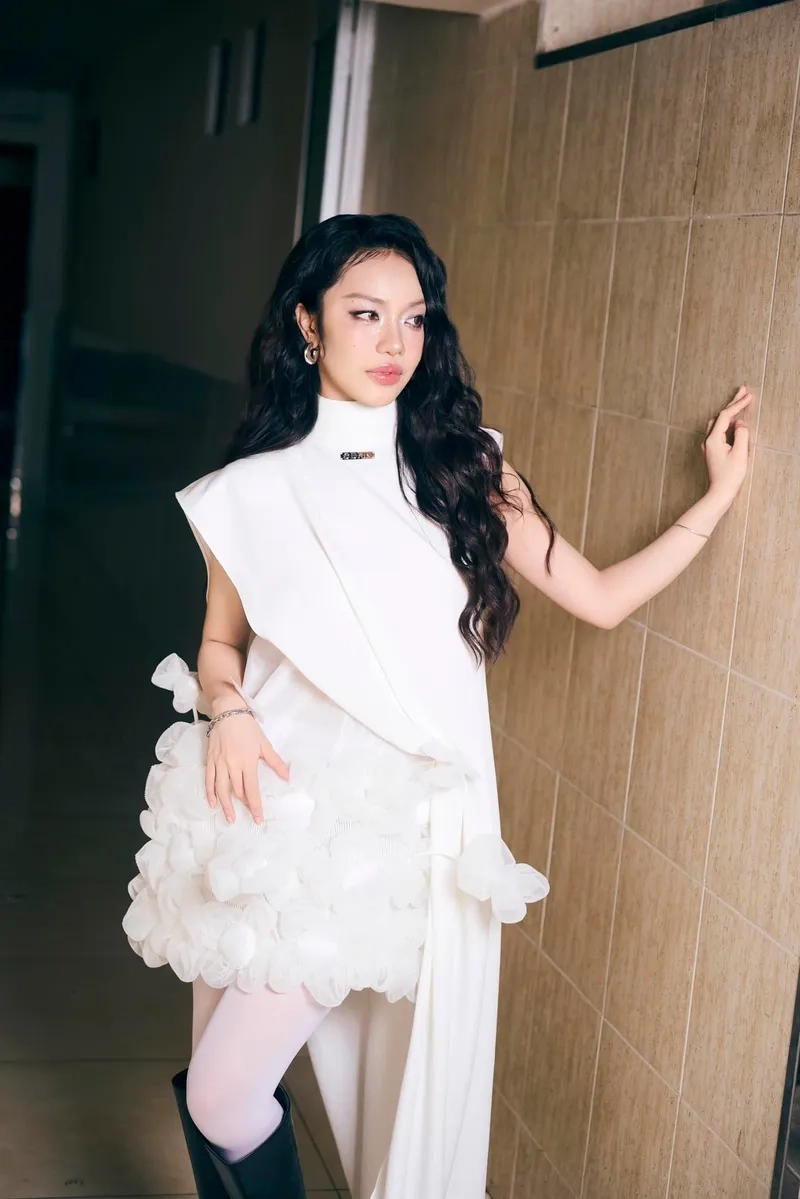 Nghe ngay bài hit Hoàng Duyên Em Xinh đang hot