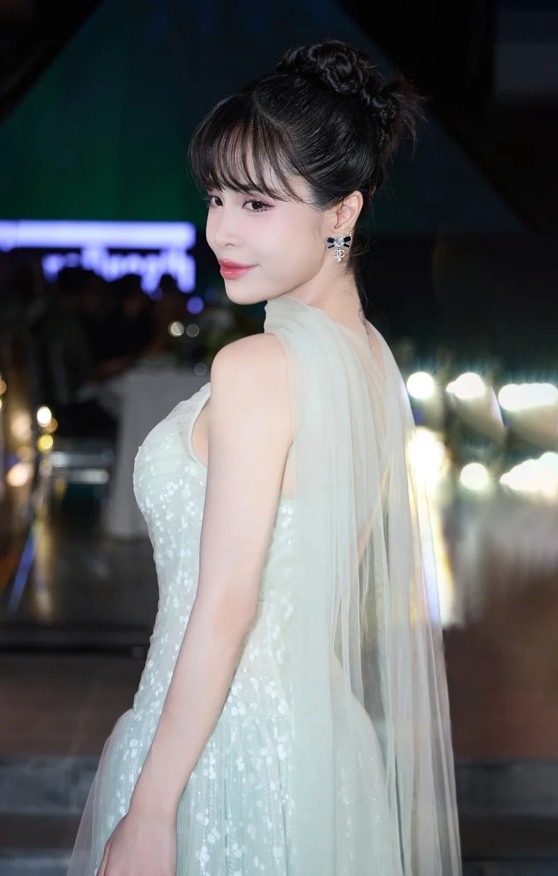 Thưởng thức bài hát của Kiều Anh chị đẹp đạp gió rẽ sóng