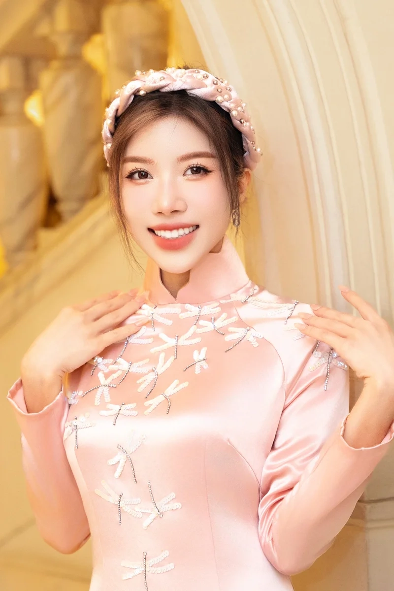 Phong cách nổi bật của Trang Pháp chị đẹp đạp gió rẽ sóng