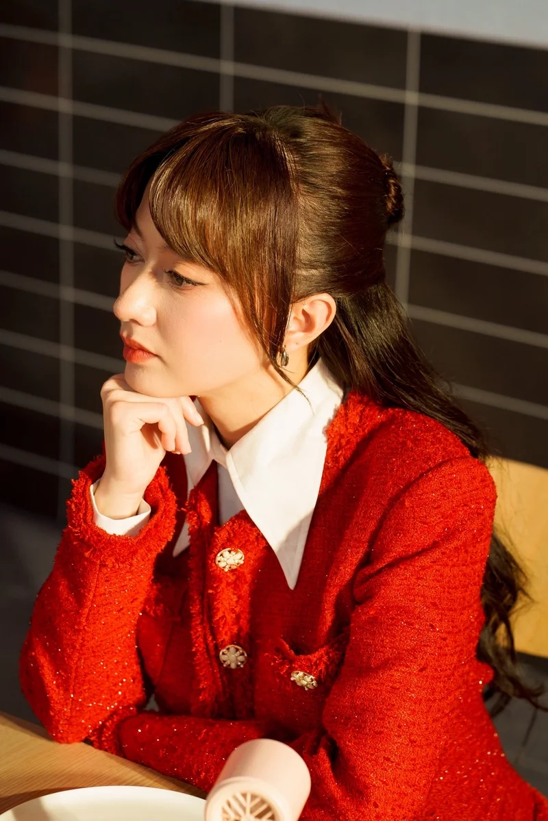 Kết nối nhanh với cô ca sĩ qua Xuân Nghi Facebook