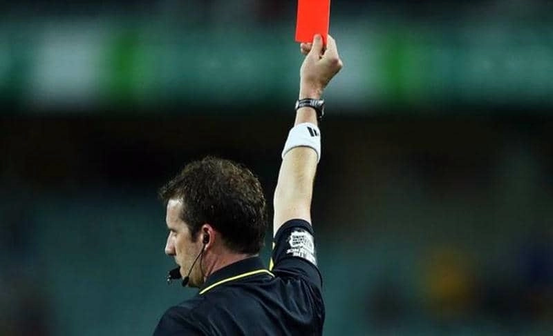 Các Yếu Tố Quyết Định Số Lượng Thẻ Phạt Trận Đấu