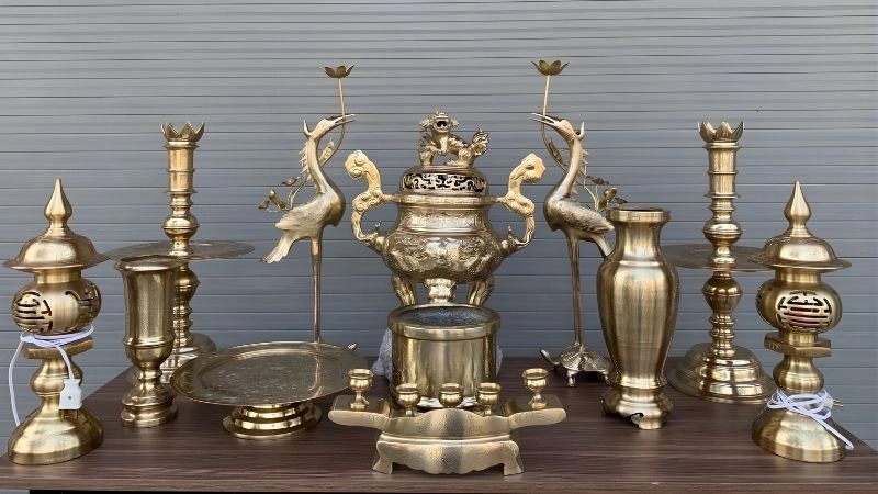 Sắp xếp bộ ngũ sự và đồ thờ cúng hài hòa