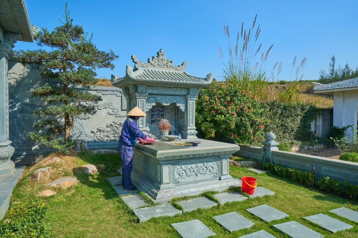 Cách chăm sóc mộ phần thể hiện lòng hiếu kính với tổ tiên.