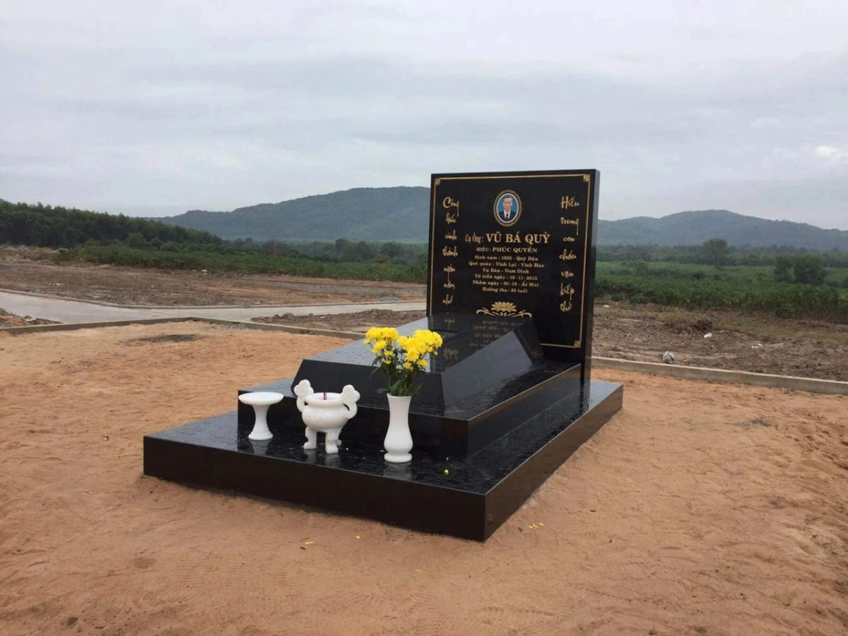 Cách đặt bát hương trên mộ thể hiện lòng thành kính tổ tiên.