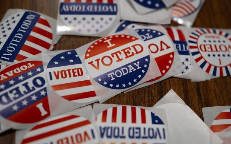 Các điểm bỏ phiếu mở cửa trong bầu cử Tổng thống Mỹ Donald Trump