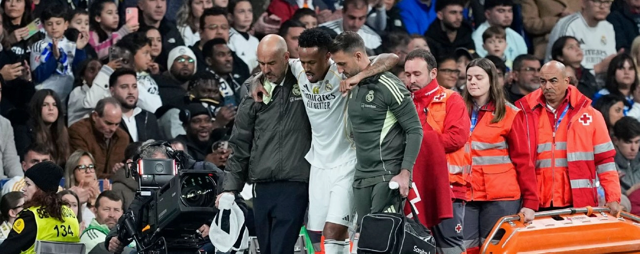 Éder Militão được các đồng đội hỗ trợ rời sân sau chấn thương thứ hai