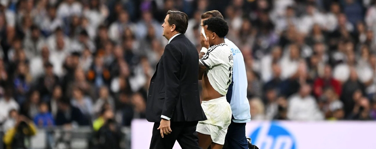 Éder Militão ôm đầu trên sân sau chấn thương ACL nghiêm trọng