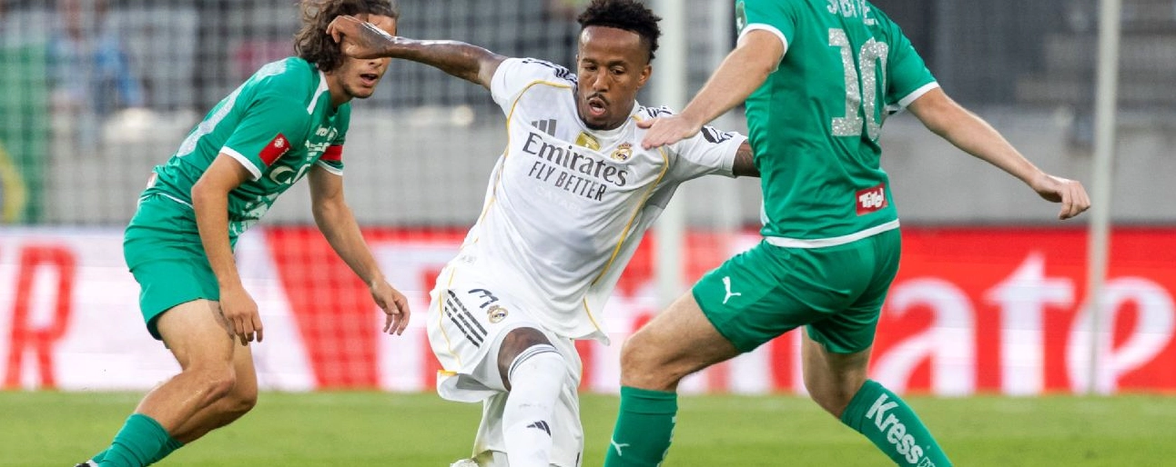 Eder Militão trong pha tranh chấp bóng ở trận giao hữu của Real Madrid