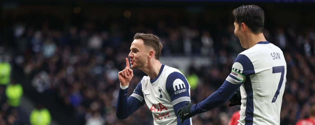 James Maddison ăn mừng bàn thắng vào lưới Manchester United trong một trận đấu Premier League.