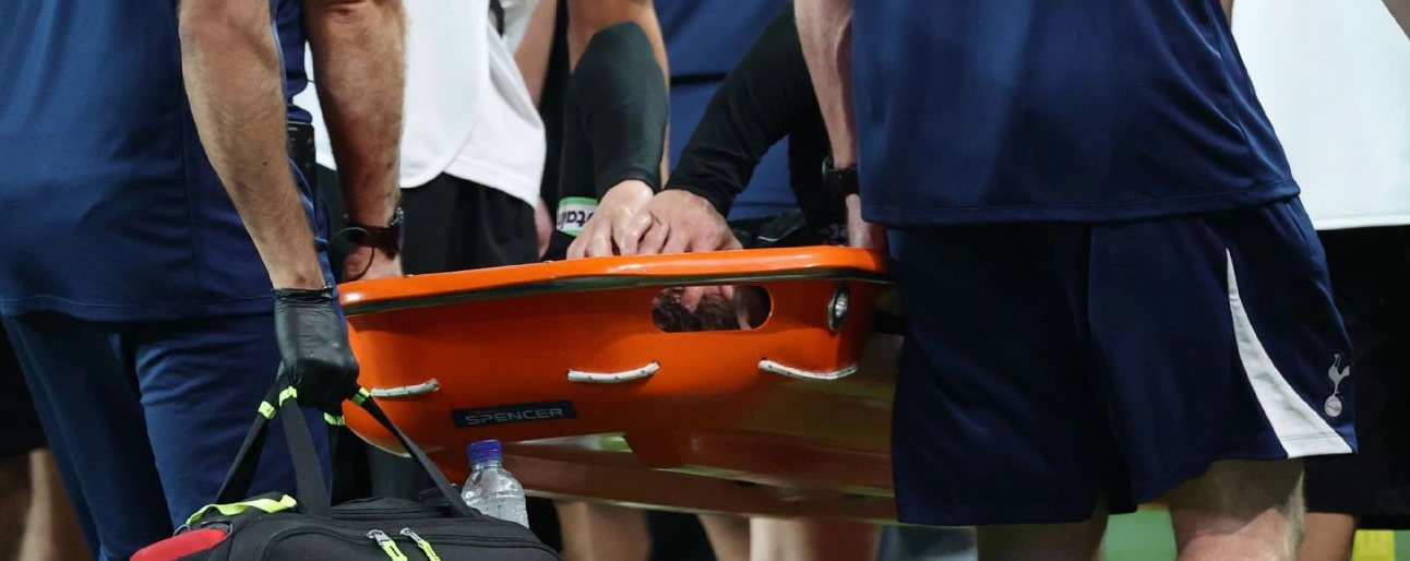 James Maddison ôm đầu thất vọng khi đối mặt với chấn thương ACL.