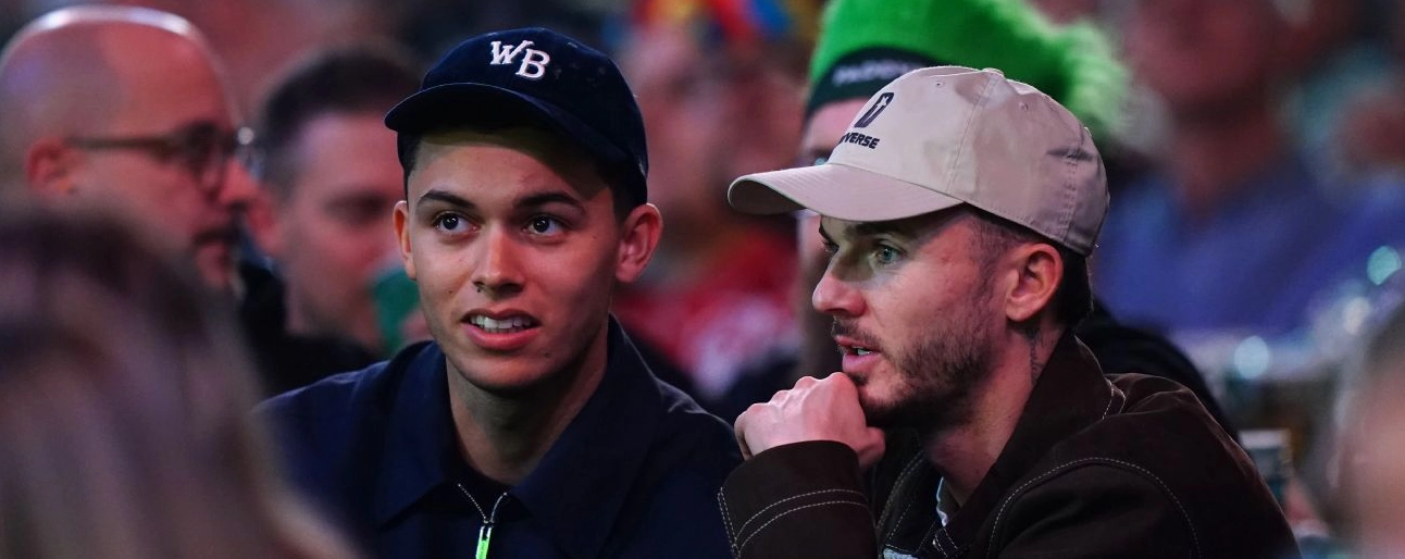 James Maddison thư giãn trong buổi đi chơi phi tiêu cùng đồng đội.