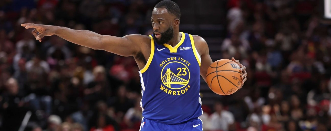 Stephen Curry nói chuyện với đồng đội Warriors