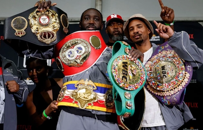 Terence Crawford khoe các đai hạng siêu trung sau khi thắng Canelo Alvarez trên sân Allegiant Las Vegas Mỹ ngày 13/9/2025 Võ sĩ Terence Crawford