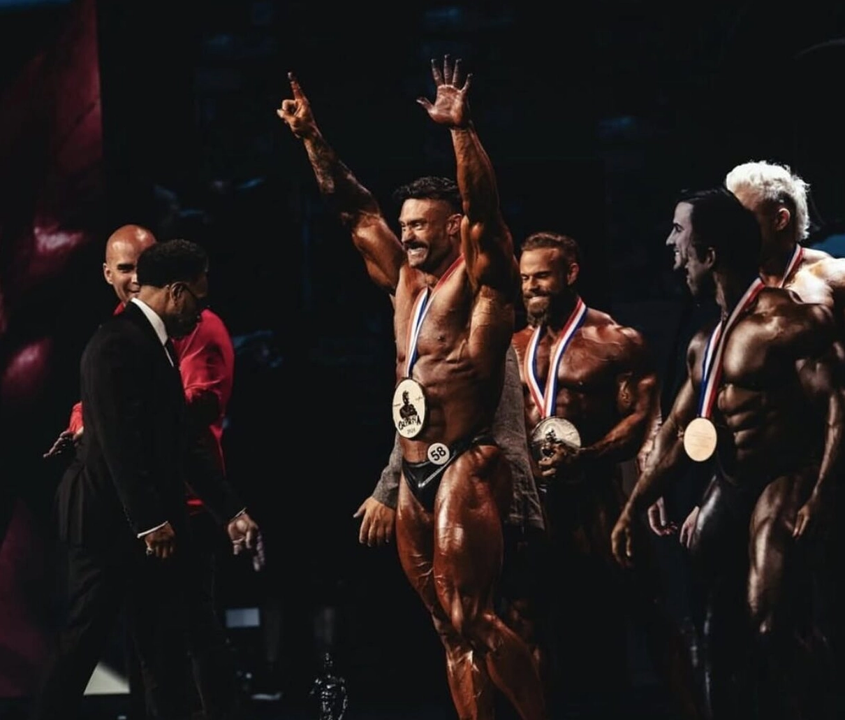 Vận động viên Chris Bumstead với các danh hiệu vô địch Mr Olympia Classic Physique