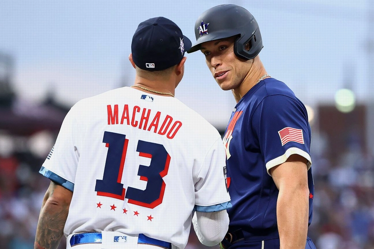 Aaron Judge và Manny Machado đang trò chuyện vui vẻ trong trận đấu All Star năm 2021
