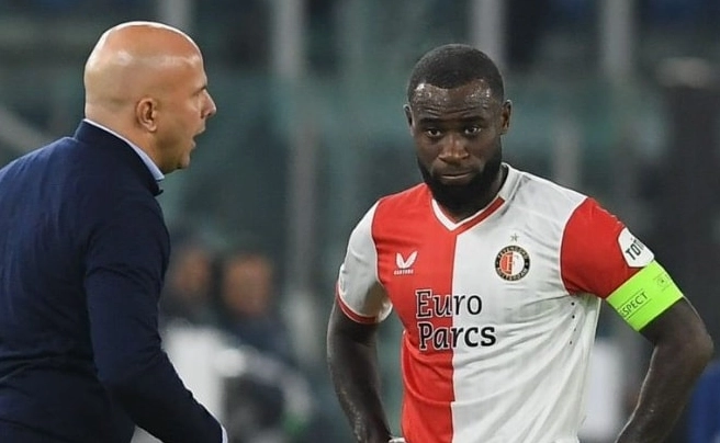 Cầu thủ Lutsharel Geertruida trò chuyện cùng huấn luyện viên Arne Slot thời cả hai còn ở câu lạc bộ Feyenoord