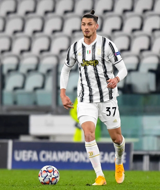 Cầu thủ Radu Drăgușin sở hữu vóc dáng hoàn hảo của một vận động viên con nhà nòi